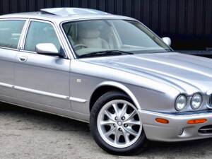 Immagine 1/36 di Jaguar XJ 8 Sovereign (2000)