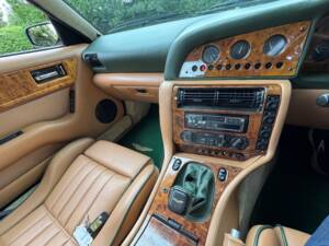 Image 29/30 of Aston Martin V8 Coupé (1996)