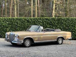 Image 2/22 of Mercedes-Benz 220 SE b (1963)