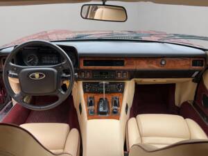 Image 13/22 of Jaguar XJ-S V12 (1990)