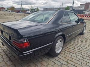 Image 2/6 of Mercedes-Benz 230 CE (1988)