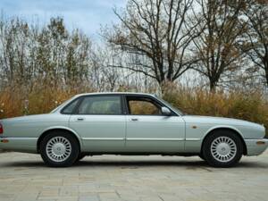 Immagine 4/50 di Jaguar XJ 8 Sovereign (1997)