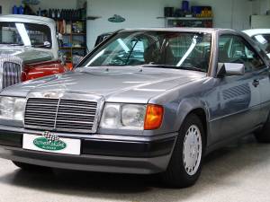 Image 3/23 of Mercedes-Benz 300 CE (1990)