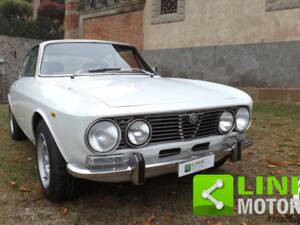 Image 2/10 de Alfa Romeo 2000 GT Veloce (1972)