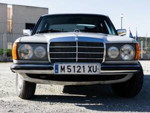 Image 4/7 de Mercedes-Benz 300 D (1983)