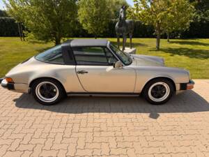 Image 8/88 of Porsche 911 Carrera 3.2 (1985)