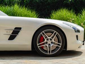 Image 17/50 of Mercedes-Benz SLS AMG (2010)