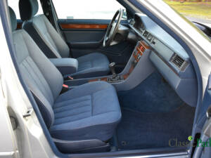 Image 22/39 of Mercedes-Benz 200 D (1993)