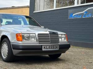 Image 6/24 of Mercedes-Benz 260 E (1990)