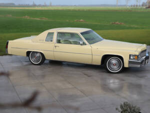 Image 42/50 of Cadillac Coupe DeVille (1977)