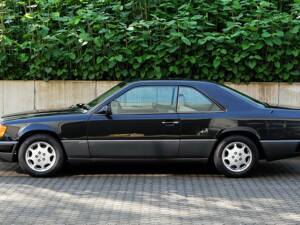 Image 6/63 of Mercedes-Benz 300 CE (1991)