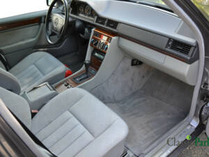 Bild 21/44 von Mercedes-Benz E 280 T (1994)