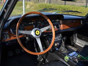 Image 13/43 de Ferrari 330 GT 2+2 (1967)