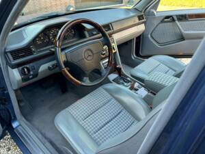 Image 6/14 of Mercedes-Benz E 500 (1993)