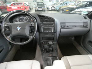 Immagine 35/36 di BMW 318i (1997)