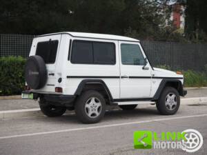 Image 2/10 of Mercedes-Benz 240 GD (SWB) (1985)