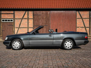 Image 11/44 de Mercedes-Benz 300 CE-24 (1993)