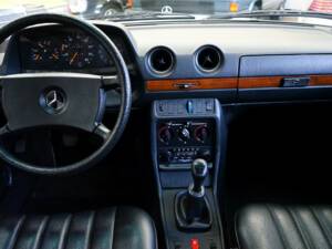 Image 35/46 de Mercedes-Benz 300 D (1984)