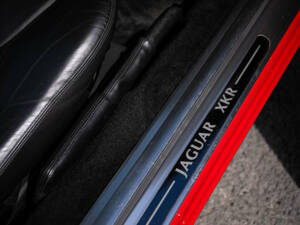 Image 25/33 of Jaguar XK8 4.0 (1999)