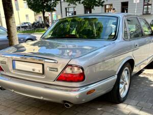 Image 13/36 of Jaguar XJ 8 Sovereign (2000)