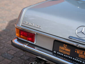 Image 15/40 of Mercedes-Benz 250 CE (1970)