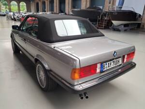 Image 8/12 of BMW 320i (1990)