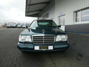 Image 2/20 de Mercedes-Benz E 320 (1994)