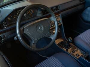 Image 50/50 de Mercedes-Benz 200 CE (1997)