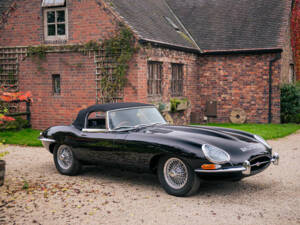 Image 11/50 de Jaguar E-Type (1967)