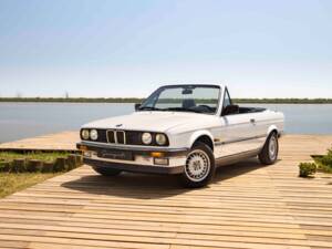 Image 9/70 of BMW 320i (1990)