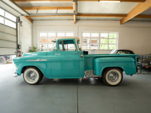 Image 2/38 of Chevrolet Apache Stepside (1958)
