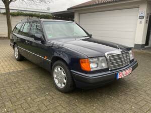Image 24/149 of Mercedes-Benz 320 TE (1993)