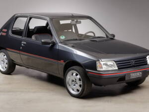 Imagen 2/28 de Peugeot 205 GTi 1.9 (1991)