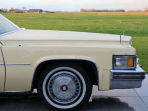 Image 37/50 of Cadillac Coupe DeVille (1977)