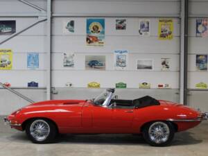 Image 7/11 of Jaguar E-Type (1968)