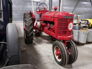 Image 2/27 of Farmall H (1945)