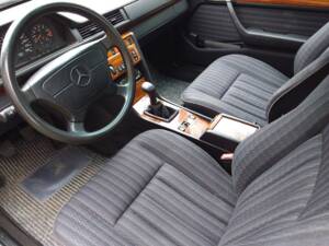 Bild 13/16 von Mercedes-Benz 300 CE (1992)