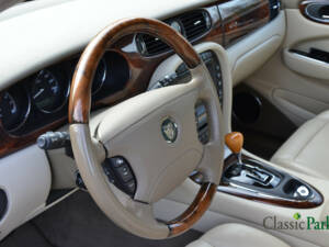 Image 31/50 of Jaguar XJ 8 3.5 (2003)