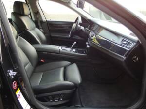 Image 62/95 of BMW 750i (2009)