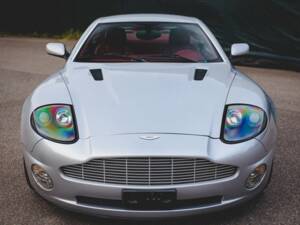 Immagine 2/7 di Aston Martin V12 Vanquish (2003)