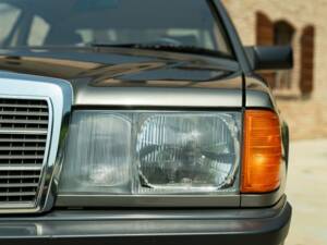 Imagen 29/50 de Mercedes-Benz 190 E (1987)