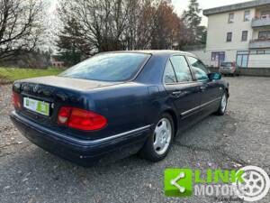 Image 8/10 of Mercedes-Benz E 200 (1996)