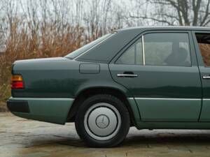 Bild 20/50 von Mercedes-Benz 200 D (1990)