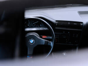 Image 17/22 of BMW 325i (1988)