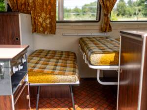 Image 14/47 of Volkswagen T2b Camper (1977)