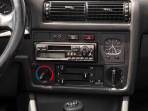 Image 55/70 of BMW 320i (1990)