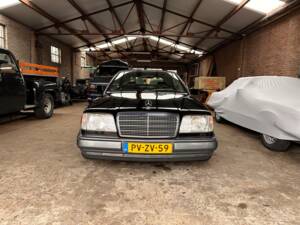 Image 4/19 of Mercedes-Benz 300 CE-24 (1992)