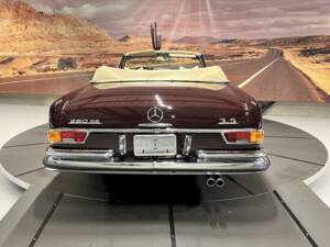 Image 15/38 de Mercedes-Benz 280 SE (1971)