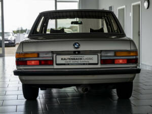 Image 4/25 de BMW 520i (1984)