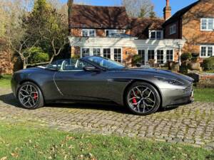 Image 11/40 de Aston Martin DB 11 Volante (2018)